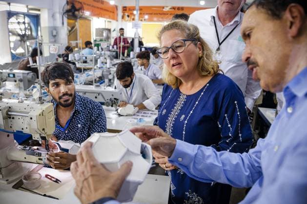 Bilder des Jahres 2024, News 08 August News Themen der Woche KW34 News Bilder des Tages Svenja Schulze (SPD), Bundesministerin fuer wirtschaftliche Zusammenarbeit und Entwicklung, beim Besuch der Anwar Khawaja Industries PVT. LTD . Hier werden Fussbaelle, unter anderem, fuer die Bundesliga hergestellt. Sialkot, 23.08.2024. Fotografiert im Auftrag des Bundesentwicklungsministeriums Sialkot Pakistan *** Svenja Schulze SPD , Federal Minister for Economic Cooperation and Development, during a visit to Anwar Khawaja Industries PVT LTD Footballs are produced here for the Bundesliga, among others Sialkot, 23 08 2024 Photographed on behalf of the Federal Ministry for Economic Cooperation and Development Sialkot Pakistan Copyright: xThomasxImo BMZ photothek.dex