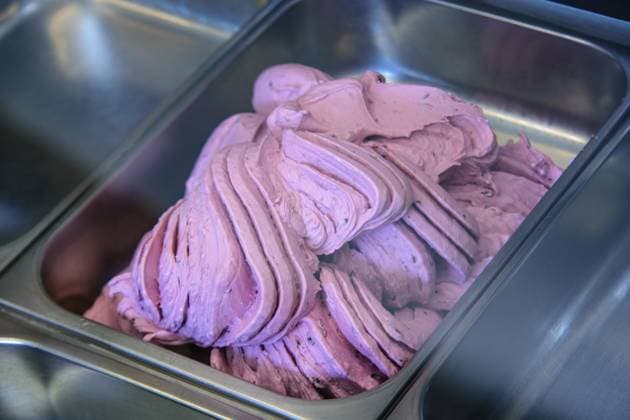 Nahaufnahme von rosa Eis, das in einer Edelstahlschale zubereitet wird Close-up of pink ice cream being prepared in a stainless steel tray Copyright: imageBROKER Columbo ibxaug11083061.jpg