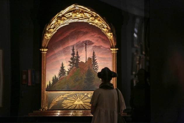 Bilder des Jahres 2024, Entertainment 08 August Entertainment Themen der Woche KW34 Entertainment Bilder des Tages Jubilaeumsschau zu Caspar David Friedrich im Albertinum Museum in Dresden. (Foto vom 23.08.2024: Das Gemaelde Das Kreuz im Gebirge (1807 1808) im Albertinum) Wenige Tage vor dem 250. Geburtstag von Caspar David Friedrich (1774-1840) oeffnen die Staatlichen Kunstsammlungen Dresden (SKD) am Samstag eine Ausstellung mit zahlreichen Werken des Malers. Im Dresdner Albertinum sind 47 Gemaelde des Kuenstlers der deutschen Romantik zu sehen. Im Kupferstich-Kabinett wird das zeichnerische Werk mit mehr als 160 Arbeiten vorgestellt. Die zweiteilige Ausstellung steht unter dem Titel Caspar David Friedrich. Wo alles begann . (Siehe epd-Meldung vom 23.08.2024) EDITORIAL USE ONLY *** Anniversary show on Caspar David Friedrich at the Albertinum Museum Copyright: epd-bild MatthiasxSchumann epd-Ausstellung_Friedrich1-kopieren