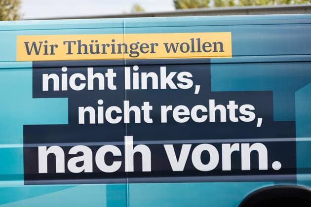 Wahlwerbung CDU Thüringen auf einem Fahrzeug; Wir Thüringer wollen nicht links, nicht rechts, nach vorn., 21.08.2024, Erfurt (Deutschland), Politik, Event, CDU Wahlkampf in Erfurt 2024 *** CDU Thuringia election advertisement on a vehicle We Thuringians dont want left, not right, to the front , 21 08 2024, Erfurt Germany , Politics, Event, CDU election campaign in Erfurt 2024 xprx