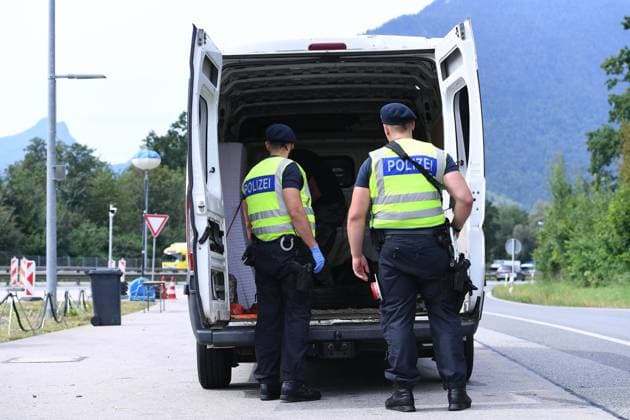 Grenzkontrollen an der deutsch-österreichischen Grenze am 22.08.2024 am Grenzübergang Walserberg Grenzkontrollen der Bayerischen Bereitschaftspolizei und Bundespolizei am 22.08.2024 an der deutsch-österreichischen Grenze am Grenzübergang Walserberg. *** Border controls at the German-Austrian border on 22 08 2024 at the Walserberg border crossing Border controls by the Bavarian riot police and federal police on 22 08 2024 at the German-Austrian border at the Walserberg border crossing xRx