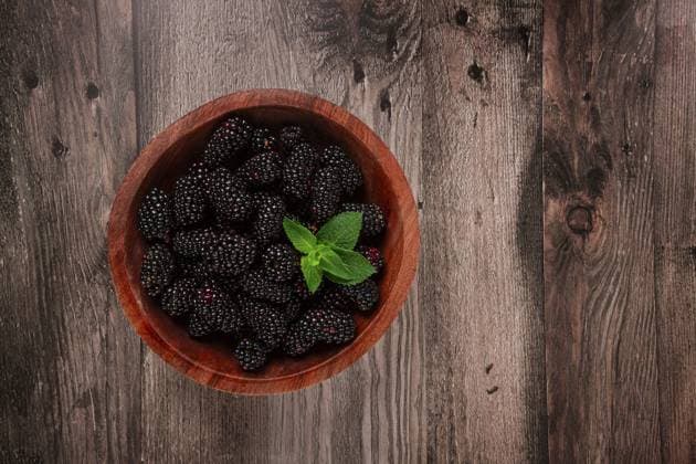 Brombeeren, in einer Holzschale, Draufsicht, ohne Menschen Blackberries, in a wooden bowl, top view, no people Copyright: imageBROKER GalinaxDidebashvili ibxgai11082147.jpg