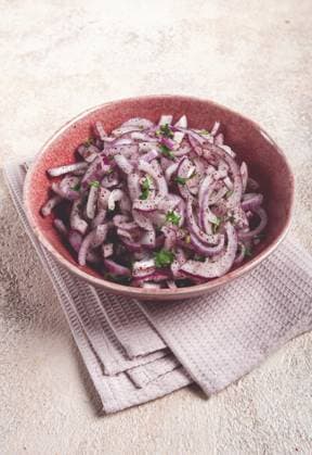 IMAGO Creative, Food, Pickled Onions Gehackte rote Zwiebel, mit Sumach und Kräutern, in einer Schüssel, eingelegte spanische Zwiebel, Nahaufnahme, Draufsicht Chopped red onion, with sumac and herbs, in a bowl, pickled Spanish onion, close-up, top view Copyright: imageBROKER GalinaxDidebashvili ibxggd11086738.jpg