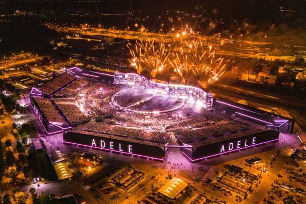 Bilder des Jahres 2024, Entertainment 08 August Adele in Muenchen - Ende der 7. Show der Europa Konzerte am 23.08.2024 auf dem Freigelaende der Messe in Muenchen Riem mit einem Feuerwerk. *** Adele in Munich end of the 7 show of the Europe concerts on 23 08 2024 on the open air grounds of the fair in Munich Riem with fireworks
