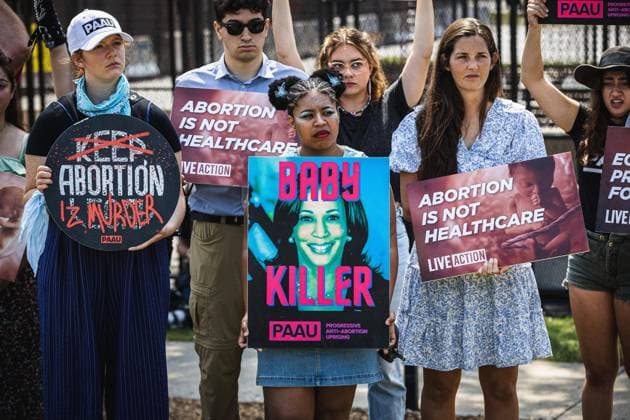 August 22, 2024, Chicago, Illinois, USA: Members of pro-life groups Live Action and Progressive Anti-Abortion Uprising protest in fron of the United Center. Chicago USA - ZUMAd256 20240822_znp_d256_164 Copyright: xDavexDeckerx