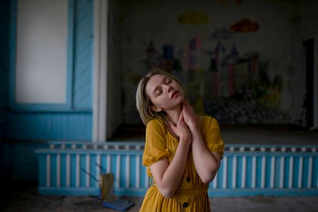 Creative Highlights Symbolbilder Sensuous woman with eyes closed standing at home model released, Symbolfoto, VCF00142