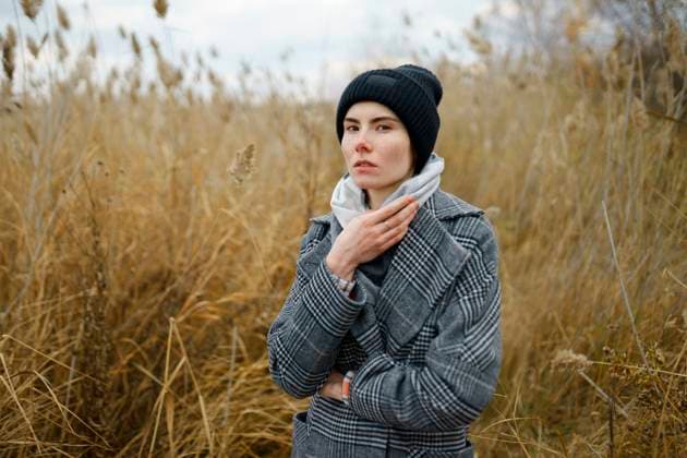 Young woman holding scarf and standing in reeds model released, Symbolfoto, VCF00218