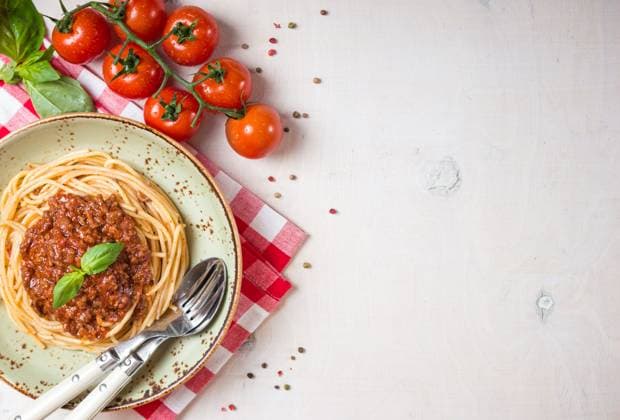 Italienische Pasta Bolognese. Spaghetti mit Fleisch und Tomatensauce in einem Teller mit italienischem Tischtuch auf einem hölzernen weißen Hintergrund. Mit frischen Kirschtomaten, Basilikum. Rahmen für Lebensmittel. Platz für Text. Ansicht von oben Italian pasta bolognese. Spaghetti with meat and tomato sauce in a plate with Italian tablecloth on a wooden white background. With fresh cherry tomatoes, basil. Food frame. Space for text. Top view Copyright: imageBROKER OlenaxYeromenko ibliqx08599172.jpg