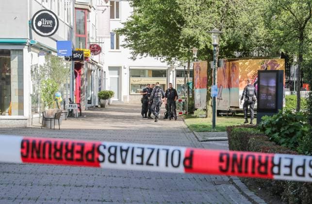 Bilder des Jahres 2024, News 08 August News Themen der Woche KW34 News Bilder des Tages (240824) -- SOLINGEN, Aug. 24, 2024 -- Policemen work at a site of a knife attack in Solingen, Germany, Aug. 24, 2024. At least three people were killed and several others injured in a knife attack in the western German city of Solingen on Friday evening, German media reported. The attack took place as a festival was underway to mark the 650th anniversary of the city s founding. ) (SpotNews)GERMANY-SOLINGEN-KNIFE ATTACK ZhangxFan 