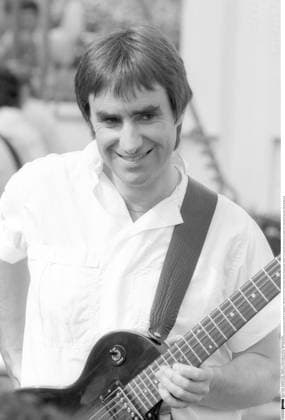 Chris de Burgh (Sänger) 09 85 stroe Chris de Burgh bei der IFA (Internationale Funkausstellung) in Berlin im September 1985 Irland Ire irisch irischer Mann Sänger Gesang Musik Musiker Pop Popmusik Komponist irish singer hoch halb stehend lächelnd Gitarre greifend sw *** Chris de Burgh singer 09 85 stroe Chris de Burgh at IFA Internationale Funkausstellung in Berlin in September 1985 Ireland Irish Irish man singer singing music musician pop pop music composer Irish singer high half standing smiling grabbing guitar sw