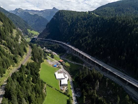 Gries am Brenner THEMENBILD - Die Luegbrücke ist die längste Brücke der österreichischen Brenner Autobahn A13. Die in den 1960er-Jahren erbaute Brücke wird ab dem 1.1.2025 generalsaniert, der Bereich wird laut ASFINAG für bis zu zwei Jahre pro Fahrtrichtung nur einspurig befahrbar sein. Massive Staus werden dadurch befürchtet. Gries am Brenner, Dienstag 21. August 2024. Hier im Luegbrücke Blickrichtung von Norden nach Süden The Lueg Bridge is the longest bridge on Austria s A13 Brenner highway. The bridge, which was built in the 1960s, will undergo a general overhaul from January 1, 2025 and, according to ASFINAG, the area will only be accessible in one lane in each direction for up to two years. Massive traffic jams are feared  EP_gro