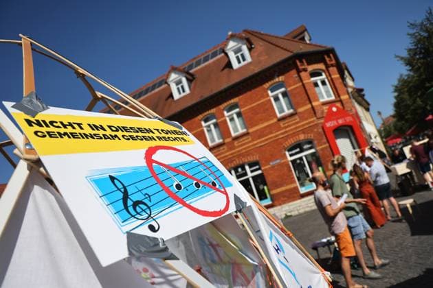 Sommerfest AfD 24.08.2024, Soemmerda, Sommerfest der AfD auf dem Markt, Wahlkampfveranstaltung vor der Landtagswahl am 01.09.2024 im Bild: Schild mit der Aufschrift Nicht in diesen Toenen! Gemeinsam gegen Rechts - in der Marktstrasse gibt es eine Veranstaltung der afdnee (Initiative Buendnis Verein Organisation) *** AfD summer party 24 08 2024, Soemmerda, AfD summer party on the market, campaign event before the state election on 01 09 2024 in the picture sign with the inscription Nicht in diesen Toenen Gemeinsam gegen Rechts in der Marktstrasse there is an event of the afdnee Initiative Buendnis Verein organization