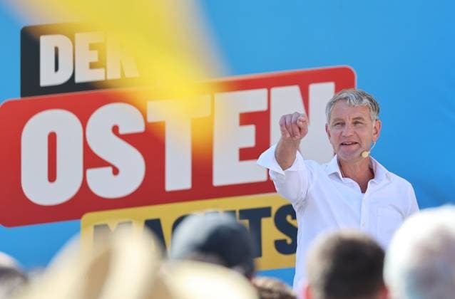 News Bilder des Tages Sommerfest AfD 24.08.2024, Soemmerda, Sommerfest der AfD auf dem Markt, Wahlkampfveranstaltung vor der Landtagswahl am 01.09.2024 im Bild: Spitzenkandidat Bjoern Hoecke auf der Buehne *** AfD summer party 24 08 2024, Soemmerda, AfD summer party on the market, election campaign event before the state election on 01 09 2024 in the picture top candidate Bjoern Hoecke on stage