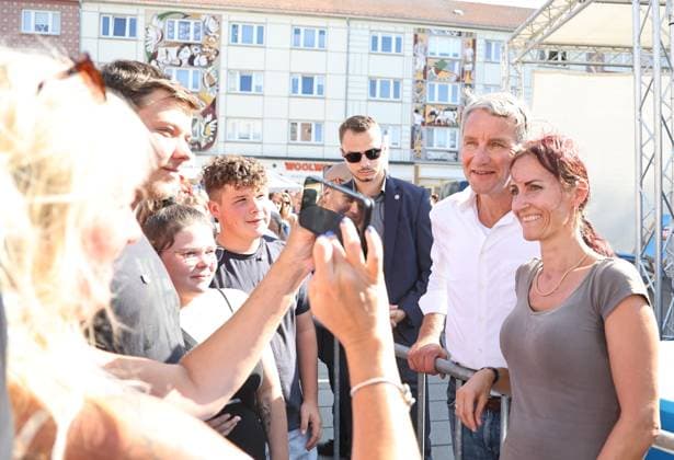 Sommerfest AfD 24.08.2024, Soemmerda, Sommerfest der AfD auf dem Markt, Wahlkampfveranstaltung vor der Landtagswahl am 01.09.2024 im Bild: Spitzenkandidat Bjoern Hoecke gibt nach seiner Rede Autogramme und steht fuer Selfies zur Verfuegung *** AfD summer party 24 08 2024, Soemmerda, AfD summer party on the market, campaign event before the state election on 01 09 2024 in the picture Top candidate Bjoern Hoecke signs autographs after his speech and is available for selfies