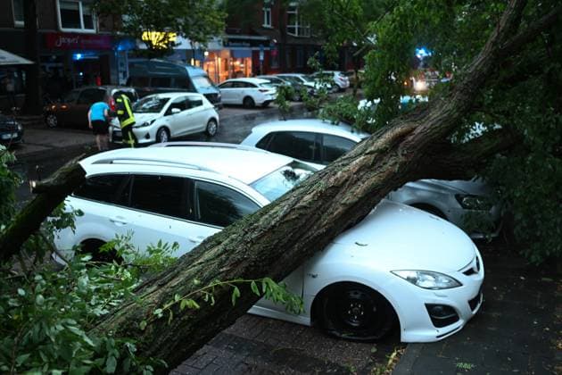 News Themen der Woche KW34 News Bilder des Tages Unwetter in Niedersachsen. Die Gewitterfront, die am 24. Juni 2024 über Norddeutschland hinweg donnerte, war zwar nur kurz - dafür aber heftig. In Emden entwurzelte der Wind einen Baum, hierbei wurden sechs Autos beschädigt. Die Feuerwehr war bis in den späten Abend mit Schäden beschäftigt. Emden Niedersachsen Deutschland *** Storm in Lower Saxony The storm front that thundered across northern Germany on June 24, 2024 was brief but violent In Emden, the wind uprooted a tree, damaging six cars The fire department was busy dealing with the damage until late in the evening Emden Lower Saxony Germany Copyright: xdiebildwerftx
