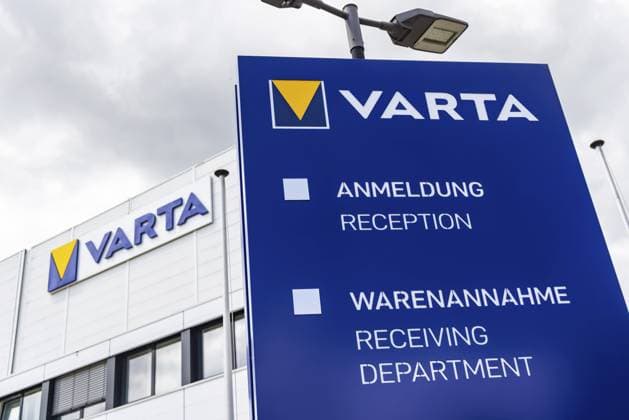 Varta, Werk zur Produktion von Batterien, Elektromobilität. Logo am Werksgebäude. Ellwangen, Baden-Württemberg, Deutschland, Europa Varta, plant for the production of batteries, electromobility. Logo on the factory building. Ellwangen, Baden-Württemberg, Germany, Europe Copyright: imageBROKER ArnulfxHettrich iblhet11056889.jpg