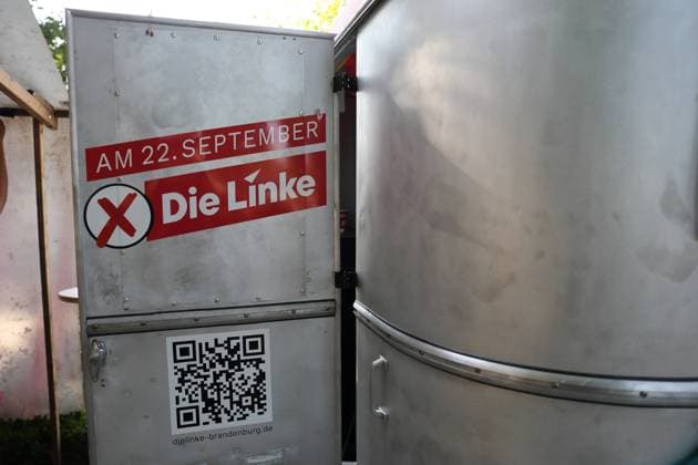 Ein Campinganhänger mit der Aufschrift Am 22. September Die Linke und einem QR-Code zur Website steht beim Sommerfest von Die Linke, einer Wahlkampfveranstaltung für die Landtagswahl in Brandenburg, Lustgarten, Potsdam, 24. August 2024. Die Wahl findet am 22. September statt. Landtagswahl Brandenburg 2024: Sommerfest Die Linke *** A camping trailer with the inscription Am 22 September Die Linke and a QR code to the website stands at the summer party of Die Linke, an election campaign event for the state election in Brandenburg, Lustgarten, Potsdam, August 24, 2024 The election will take place on September 22 State election Brandenburg 2024 Summer party Die Linke