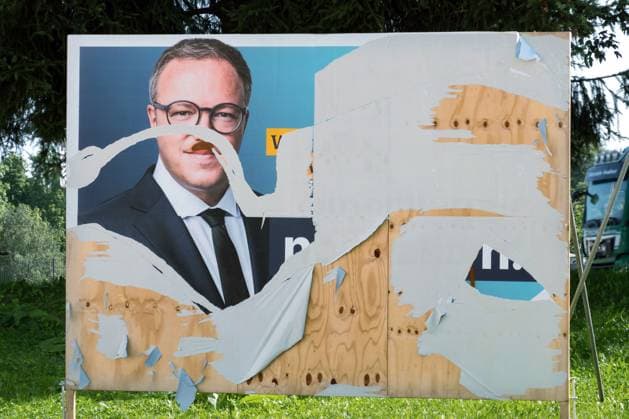 Blick auf beschmiertes und abgerissenes Wahlplakat der Thueringer CDU fuer die Thueringer Landtagswahl am 24.08.2024 in Bad Lobenstein. Auf dem Plakat ist Mario Voigt, Spitzenkandidat der CDU Thueringes fuer die Thueringer Landtagswahl, zu sehen. Die Buergerinnen und Buerger Thueringes waehlen am 1. September 2024 ein Neues Landesparlament. (Digital bearbeitetes Foto - der im Hintergrund stehende LKW wurde unkenntlich gemacht) View of the smeared and torn-off election poster of the Thuringian CDU for the Thuringian state election on August 24, 2024 in Bad Lobenstein. The poster shows Mario Voigt, the top candidate of the Thuringian CDU for the Thuringian state election. The citizens of Thuringia will elect a new state parliament on Septembe