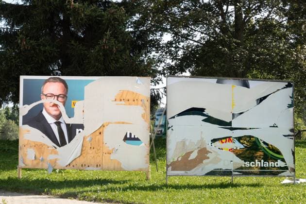 Blick auf beschmierte und abgerissene Wahlplakate, CDU, li., FDP, re., fuer die Thueringer Landtagswahl am 24.08.2024 in Bad Lobenstein. Die Buergerinnen und Buerger Thueringes waehlen am 1. September 2024 ein Neues Landesparlament. (Digital bearbeitetes Foto - der im Hintergrund stehende LKW wurde unkenntlich gemacht) View of smeared and torn election posters for the Thuringian state election on August 24, 2024 in Bad Lobenstein. The citizens of Thuringia will elect a new state parliament on September 1, 2024. (Digitally edited photo - the truck in the background has been made unrecognizable) search: Deutschland Thueringen Demokratie Landtagswahl Landtagswahlen Grossplakate demokratische Parteien Altparteien Waehlergunst Absturz Wahlnied