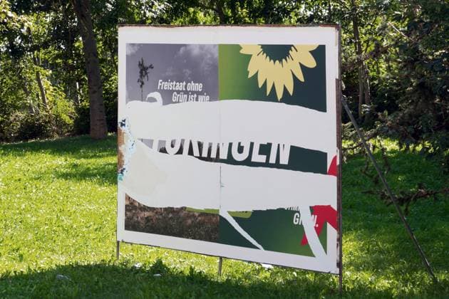 Blick auf ein beschmiertes und abgerissenes Wahlplakat der Partei Buendnis90 Die Gruenen fuer die Thueringer Landtagswahl am 24.08.2024 in Bad Lobenstein. Die Buergerinnen und Buerger Thueringes waehlen am 1. September 2024 ein Neues Landesparlament. View of smeared and torn election poster of the Green Alliance 90 The Greens for the Thuringian state election on Aug. 24, 2024 in Bad Lobenstein. The citizens of Thuringia will elect a new state parliament on Sept. 1, 2024. search: Deutschland Thueringen Demokratie Landtagswahl Landtagswahlen Grossplakate demokratische Parteien Altparteien Waehlergunst Absturz Wahlniederlage neue Bundeslaender Ostdeutschland Gesellschaft Demokratie Land Landbevoelkerung Beteiligung direkte Buergerentscheid Bu
