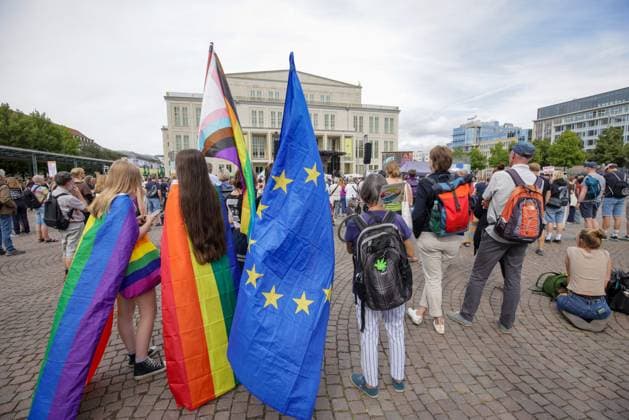 Bilder des Jahres 2024, News 08 August News Themen der Woche KW34 News Bilder des Tages Leipzig - 10.000 Menschen erwartet: Demo in Leipzig will Zeichen vor Landtagswahl setzen 25.08.2024 gegen 15 Uhr Leipzig, Augustusplatz In Leipzig werden am Sonntag Tausende Menschen zu einer Demonstration gegen Rechtsextremismus erwartet. Bei der Kundgebung Hand in Hand für Demokratie und Menschenrechte wollen die Organisatoren ein Zeichen zur Verteidigung der Demokratie vor der Landtagswahl in Sachsen am 1. September 2024 setzen. Angekündigt sind rund 10.000 Teilnehmer, wie die Stadtverwaltung mitteilte. Mit dabei ist auch Leipzigs Oberbürgermeister Burkhard Jung (SPD). Die Polizei begleitet die Versammlung ist mit einem Großaufgebot im Einsatz. Leipzig Sachsen Deutschland *** Leipzig 10,000 people expected Demonstration in Leipzi Copyright: xEHLxMedia MatthewxDamarellx 20240825_demokratie-demo-leipzig_16