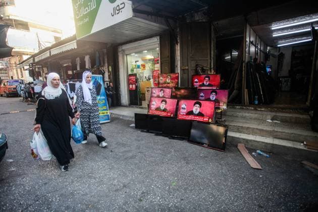 News Themen der Woche KW34 News Bilder des Tages August 25, 2024, Nablus, West Bank, Palestine: Palestinians walk past tv screens broadcasting a speech by Hezbollah Secretary General Sheikh Hassan Nasrallah at a market in the old city of Nablus. Nablus Palestine - ZUMAs197 20240825_aaa_s197_165 Copyright: xNasserxIshtayehx