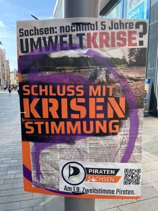 25.08.2024 xmgoodxLandtagswahl, Wahlkampf, Wahlplakate in Leipzig Sachsen Schluss mit Krisenstimmung fordern DIE PIRATEN auf ihrem Wahlplakat und bitten um die Zweitstimme *** 25 08 2024 xmgoodxLandtagswahl, Wahlkampf, Wahlplakate in Leipzig Sachsen DIE PIRATEN call for an end to the crisis mood on their election poster and ask for the second vote MG