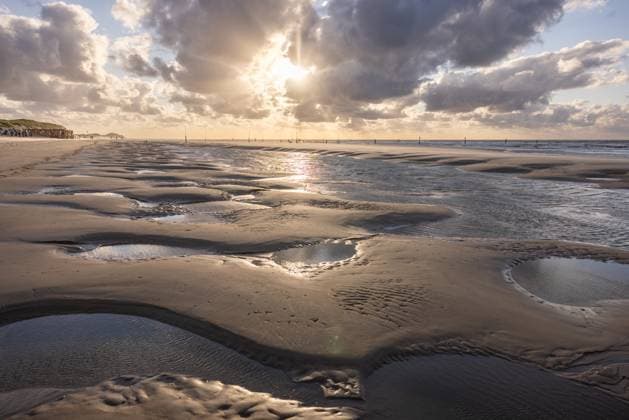 Norderney. 28 JUL 2024. Sonnenuntergang am Nordstrand von Norderney. OSTFRIESLAND. Ostfriesische Inseln. *** Norderney 28 JUL 2024 Sunset on the north beach of Norderney EAST FRESIA East Frisian Islands Copyright: JanisMEYER Priller&MAUG JMY2U0993X