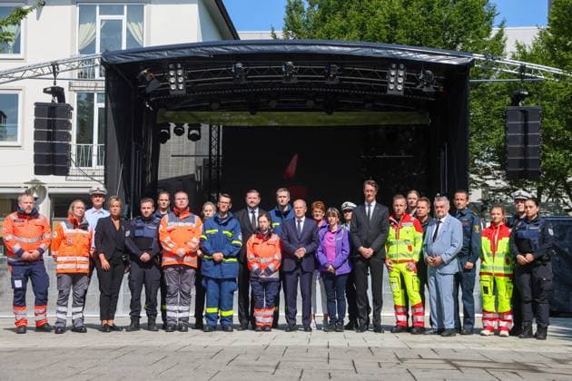 News Themen der Woche KW35 Bundeskanzler Olaf Schulz besucht Solingen nach Terrorangriff Gemeinsam zeigten sich Einsatzkräfte des Sanitätsdienstes der Veranstaltung gemeinsam mit den Politikern vor der Bühne an der die schreckliche Tat stattfand. Am Montagvormittag besuchte Bundeskanzler Olaf Scholz gemeinsam mit NRW-Ministerpräsident Hendrik Wüst und Innenminister Herbert Reul den Oberbürgermeister in Solingen, Tim Kurzbach. Gemeinsam wurden Blumen am Tatort des Terroranschlages niedergelegt und mit Einsatzkräften gesprochen. Anschließend folgte ein Pressestatement. Solingen, Fronhof Deutschland *** Federal Chancellor Olaf Schulz visits Solingen after terrorist attack Together with the politicians, emergency services from the events medical service appeare