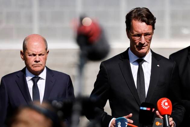 Bundeskanzler Olaf Scholz (SPD) und NRW-Ministerpräsident Hendrik Wüst (CDU) bei einem Pressestatement. Bei einer Messerattacke durch einen syrischen Flüchtlinge auf der 650-Jahr-Feier der Stadt Solingen am 23. August hatte es Todesopfer und Verletzte gegeben. Solingen, 26.08.2024 NRW Deutschland *** Federal Chancellor Olaf Scholz SPD and NRW Minister President Hendrik Wüst CDU at a press statement A knife attack by a Syrian refugee at the 650th anniversary celebrations of the city of Solingen on August 23 resulted in fatalities and injuries Solingen, 26 08 2024 NRW Germany Copyright: xChristophxHardtx
