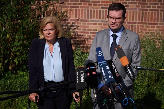 News Themen der Woche KW35 Berlin, Statement Buschmann und Faeser vor dem GTAZ Marco Buschmann (Bundesminister der Justiz) und Nancy Faeser (Bundesministerin des Innern und für Heimat, SPD) geben am 26.08.2024 ein Statement nach ihrem gemeinsamen Besuch des Gemeinsamen Terrorismusabwehrzentrums (GTAZ) in Berlin anlässlich des Anschlags von Solingen. Berlin Berlin Deutschland *** Berlin, Statement Buschmann and Faeser in front of the GTAZ Marco Buschmann Federal Minister of Justice and Nancy Faeser Federal Minister of the Interior and for Home Affairs, SPD give a statement on 26 August 2024 after their joint visit to the Joint Counter-Terrorism Center GTAZ in Berlin on the occasion of the attack in Solingen Berlin Berlin Germany