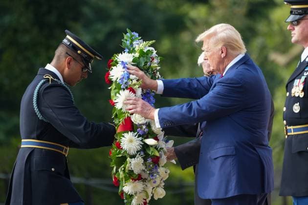 Bilder des Jahres 2024, News 08 August News Themen der Woche KW35 News Bilder des Tages Donald Trump Visits Arlington Cemetery To Pay Tribute To The 13 Servicemembers Killed During The Afghanistan Evactuation. Donald Trump visits Arlington Cemetery to pay tribute to the 13 servicemembers killed during the Afghanistan evacuation. Arlington VA United States  Copyright: xAndrewxLeydenx originalFilename: leyden-notitle240826_npaon.jpg