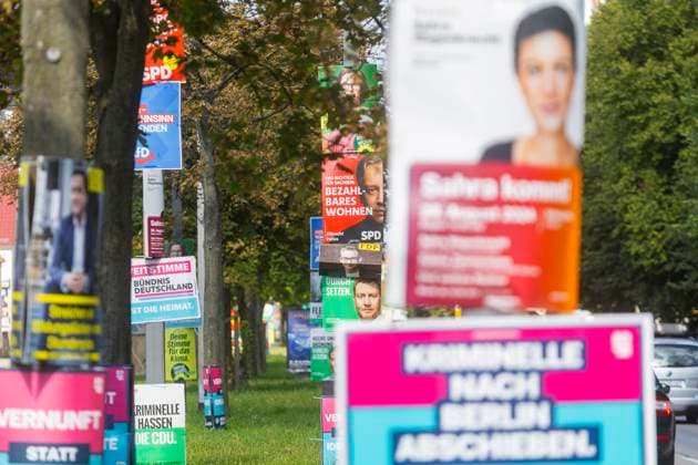 Landtagswahlkampf in Sachsen Die heiße Phase das Landtagswahlkampfes in Sachsen, kann man der Menge der verschiedentsten Botschaften an Bäume und Laternen ablesen. Dresden Sachsen Deutschland *** State election campaign in Saxony The hot phase of the state election campaign in Saxony can be seen in the amount of different messages on trees and lanterns Dresden Saxony Germany