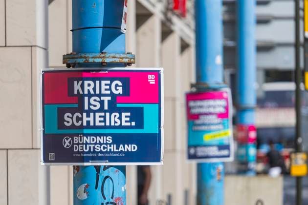 Landtagswahlkampf in Sachsen Die heiße Phase das Landtagswahlkampfes in Sachsen, kann man der Menge der verschiedentsten Botschaften an Bäume und Laternen ablesen. Dresden Sachsen Deutschland *** State election campaign in Saxony The hot phase of the state election campaign in Saxony can be seen in the amount of different messages on trees and lanterns Dresden Saxony Germany