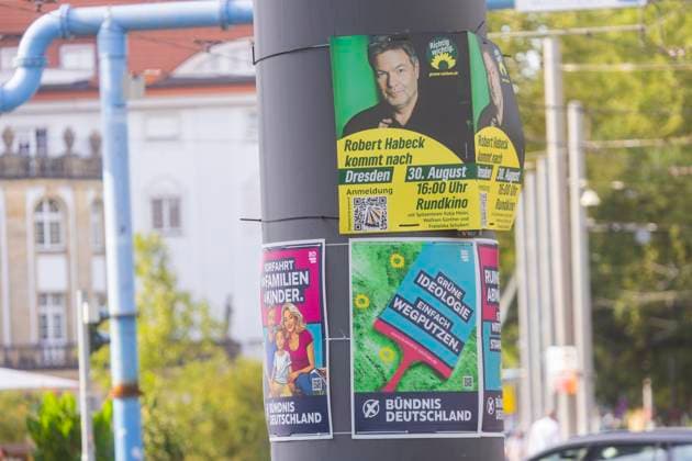 Landtagswahlkampf in Sachsen Die heiße Phase das Landtagswahlkampfes in Sachsen, kann man der Menge der verschiedentsten Botschaften an Bäume und Laternen ablesen. Dresden Sachsen Deutschland *** State election campaign in Saxony The hot phase of the state election campaign in Saxony can be seen in the amount of different messages on trees and lanterns Dresden Saxony Germany