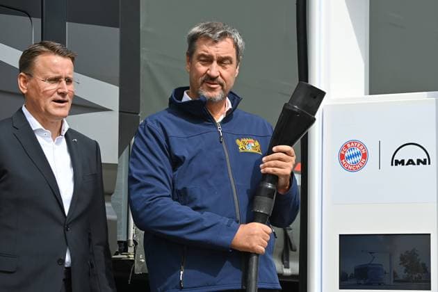 Bilder des Jahres 2024, News 08 August News Themen der Woche KW35 News Bilder des Tages v.li:Alexander Vlaskamp (Vorstandsvorsitzender der MAN Truck und Bus SE), Markus SOEDER (Ministerpraesident Bayern und CSU Vorsitzender), Startschuss zur Errichtung eines elektrischen Ladeparks fuer Nutzfahrzeuge an der Allianz Arena (Kooperationsprojekt des FC Bayern Muenchen mit MAN Truck und Bus) am 27.08.2024. *** From left Alexander Vlaskamp CEO of MAN Truck and Bus SE , Markus SOEDER State Premier of Bavaria and CSU Chairman , Starting signal for the construction of an electric charging park for commercial vehicles at the Allianz Arena Cooperation project between FC Bayern Munich and MAN Truck and Bus on 27 08 2024