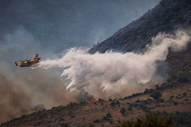 Bilder des Jahres 2024, News 08 August News Themen der Woche KW35 News Bilder des Tages Croatian Firefighting Plane In Action Croatian Firefighting plane drops water on a large fire at village Srinjine near Split, Croatia on August 27, 2024.  ZvonimirxBarisin PIXSELL