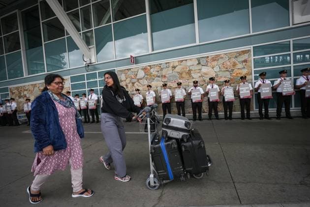 August 27, 2024, Richmond, Bc, CANADA: Passengers walk past Air Canada pilots holding an informational picket at Vancouver International Airport in Richmond, B.C., on Tuesday, August 27, 2024. Air Canada pilots voted overwhelmingly to approve a strike mandate last week, putting them in a position to walk off the job as early as Sept. 17. The Air Line Pilots Association, which represents more than 5,400 aviators at the country s largest carrier, said the vote passed with 98 per cent support. Richmond CANADA - ZUMAc35_ 20240827_zaf_c35_029 Copyright: xDarrylxDyckx