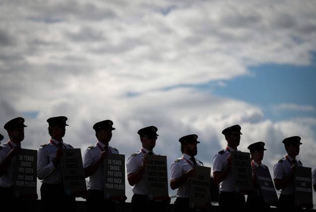 News Bilder des Tages August 27, 2024, Richmond, Bc, CANADA: Air Canada pilots air silhouetted while holding signs during an informational picket at Vancouver International Airport in Richmond, B.C., on Tuesday, August 27, 2024. Air Canada pilots voted overwhelmingly to approve a strike mandate last week, putting them in a position to walk off the job as early as Sept. 17. The Air Line Pilots Association, which represents more than 5,400 aviators at the country s largest carrier, said the vote passed with 98 per cent support. Richmond CANADA - ZUMAc35_ 20240827_zaf_c35_039 Copyright: xDarrylxDyckx