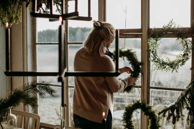 Woman decorating house , model released , property released Copyright: xJohnerxImagesx , johner2510232.jpg 