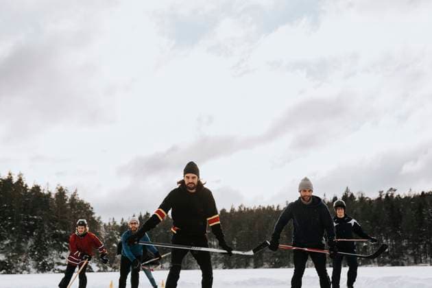 IMAGO Creative, Winter, Winterspaß, Eishockey #2 Friends playing hockey on frozen lake , model released Copyright: xx , johner2512682.jpg 