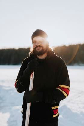 IMAGO Creative, Winter, Winterspaß, Eishockey #2 Man standing on frozen lake , model released Copyright: xx , johner2512690.jpg 