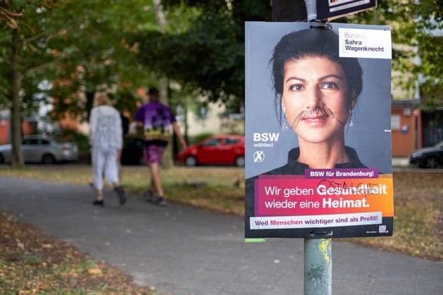 Wahlplakate der Partei Bündnis Sahra Wagenknecht (BSW) zur bevorstehenden Landtagswahl in Brandenburg in Potsdam. Election posters of the party Bündnis Sahra Wagenknecht (BSW) for the upcoming state election in Brandenburg in Potsdam. snapshot-photography K.M.Krause *** Election posters of the party Bündnis Sahra Wagenknecht BSW for the upcoming state election in Brandenburg in Potsdam Election posters of the party Bündnis Sahra Wagenknecht BSW for the upcoming state election in Brandenburg in Potsdam snapshot photography K M Krause