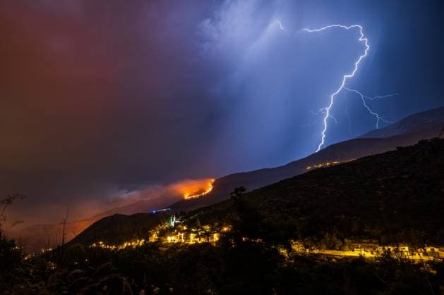 News Themen der Woche KW35 News Bilder des Tages PXL_Wildfire Big fire cought woods near village of Zrnovnica, Croatia on 27.08.2024.  ZvonimirxBarisin PIXSELL
