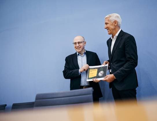 News Themen der Woche KW35 News Bilder des Tages Ralf Wintergerst, Bitkom-Praesident und Sinan Selen, Vizepraesident des Bundesamtes fuer Verfassungsschutz (BfV), aufgenommen im Rahmen einer Pressekonferenz zum Wirtschaftsschutzbericht in der Bundespressekonferenz in Berlin, 28.08.2024. Berlin Deutschland *** Ralf Wintergerst, Bitkom President and Sinan Selen, Vice President of the Federal Office for the Protection of the Constitution BfV , recorded during a press conference on the economic protection report at the Federal Press Conference in Berlin, 28 08 2024 Berlin Germany Copyright: xFelixxZahn photothek.dex
