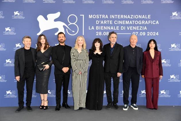 Venice, 81st Venice International Film Festival, Day 1. Photocall of the film Beetlejuice Beetlejuice Venice, 81st Venice International Film Festival, Photocall film Beetlejuice Beetlejuice . Pictured: Tim Burton, Michael Keaton, Winona Ryder, Jenna Ortega, Catherine O Hara, Monica Bellucci, Willem Dafoe, Justin Theroux Venice Italy  Copyright: xIPA ABACAx