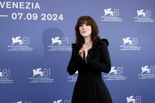 Entertainment Bilder des Tages August 28, 2024, Venice, ITALY: US actor Winona Ryder, poses at a photocall of Beetlejuice Beetlejuice at the 81st annual Venice International Film Festival, in Venice, Italy, 28 August 2024. The movie is presented out of competition at the festival running from 28 August to 07 September 2024.ANSA FABIO FRUSTACI Venice ITALY  - ZUMAa110 20240828_zaf_a110_017 Copyright: xFabioxFrustacix