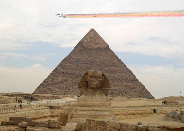 News Themen der Woche KW35 News Bilder des Tages (240828) -- CAIRO, Aug. 28, 2024 -- J-10 stealth fighter jets from the Bayi Aerobatic Team fly over the Giza Pyramids scenic spot in Giza, Egypt, Aug. 28, 2024. The flight formation is in Egypt for an air show, scheduled from Sept. 3 to 5. ) EGYPT-CAIRO-CHINESE AIR FORCE PLANES-AIR SHOW SuixXiankai 