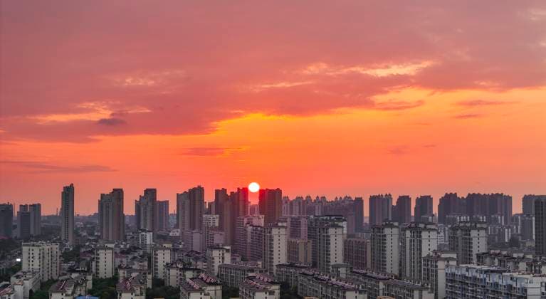 Creative Highlights World Urban Buildings Illuminated By The Setting Sun in Huai an An aerial photo shows urban buildings illuminated by the setting sun in Huai an, Jiangsu province, China, on August 28, 2024. Huai an Jiangsu China  Copyright: xCFOTOx originalFilename: cfoto-urbanbui240828_npmDN.jpg