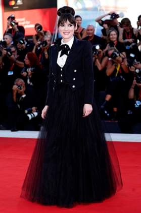Entertainment Bilder des Tages Winona Ryder bei der Opening Ceremony mit der Premiere des Kinofilms Beetlejuice Beetlejuice auf der Biennale di Venezia 2024 81. Internationale Filmfestspiele von Venedig im Palazzo del Cinema. Venedig, 28.08.2024 *** Winona Ryder at the Opening Ceremony with the premiere of the feature film Beetlejuice Beetlejuice at the Biennale di Venezia 2024 81 Venice International Film Festival at the Palazzo del Cinema Venice, 28 08 2024 Foto:xD.xBedrosianx xFuturexImagex beetlejuice_4413